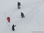De in kamp 3 overleden sherpa wordt door collegas naar beneden gebracht